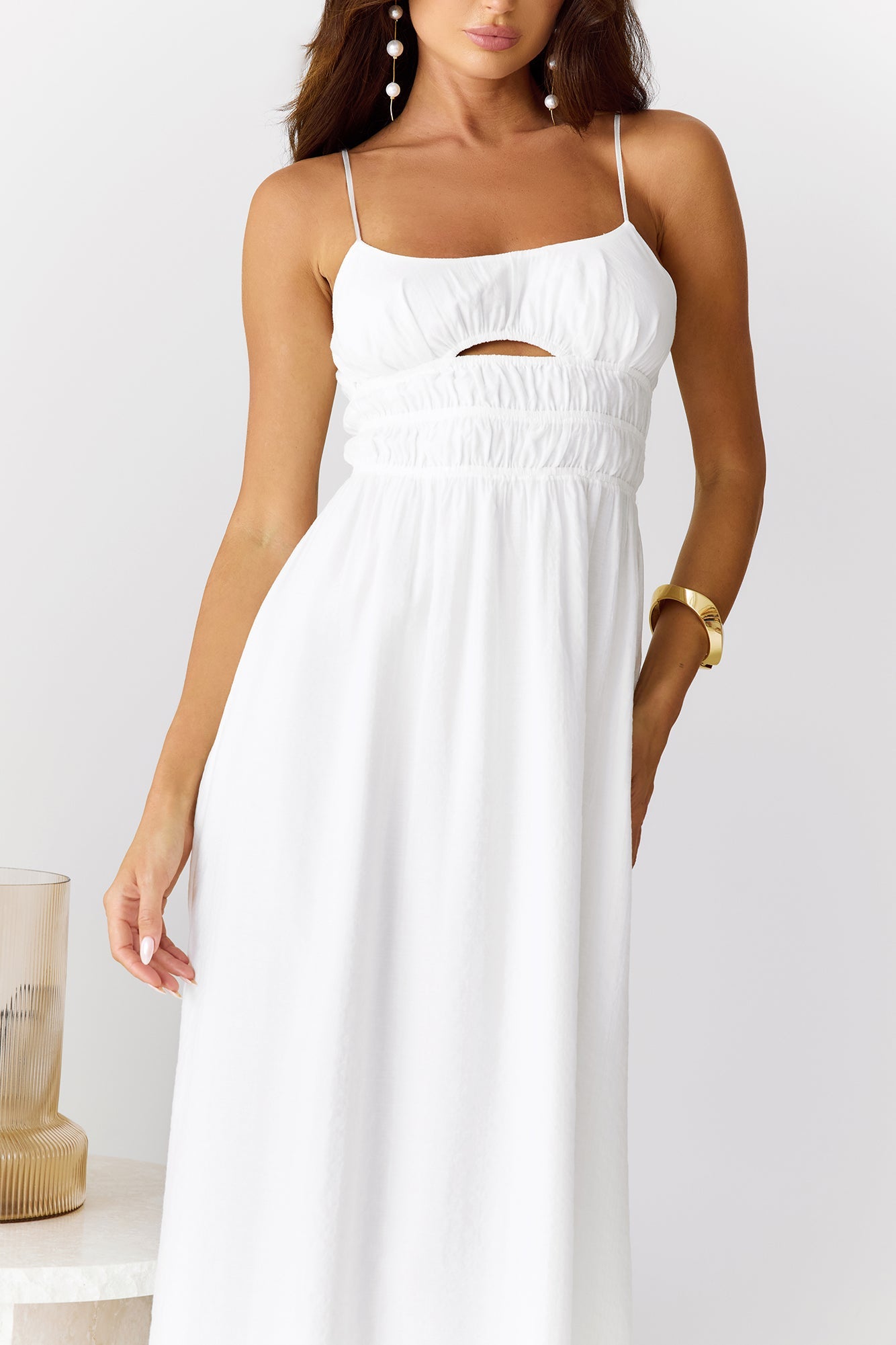 Witte maxi-jurk met smalle bandjes en uitgehold detail