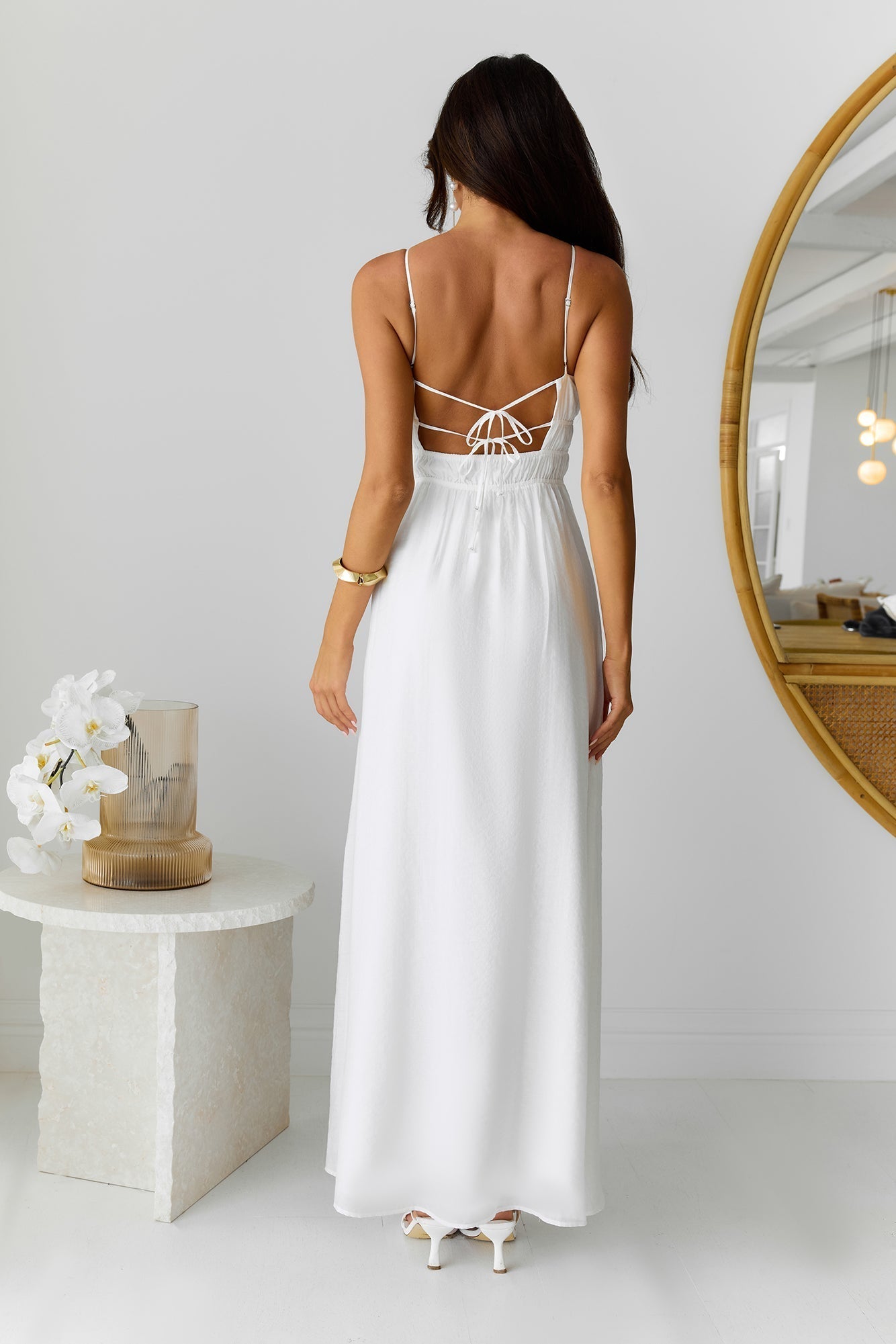Witte maxi-jurk met smalle bandjes en uitgehold detail