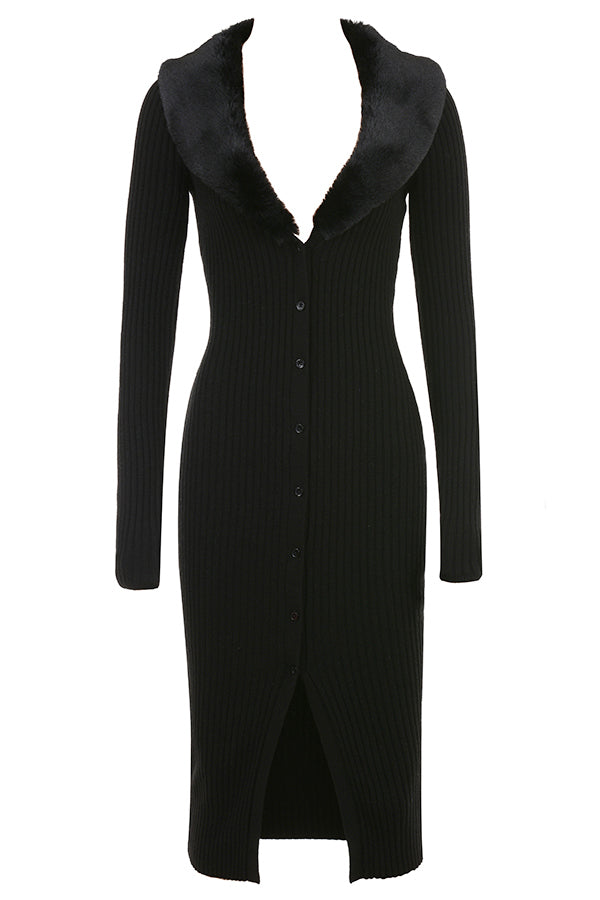 Svart klänning med nackpäls och knappar