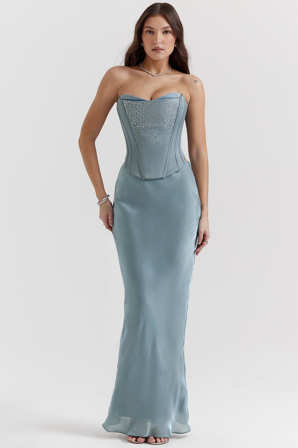 Djupblå dekorerad satinkorsett med kjol