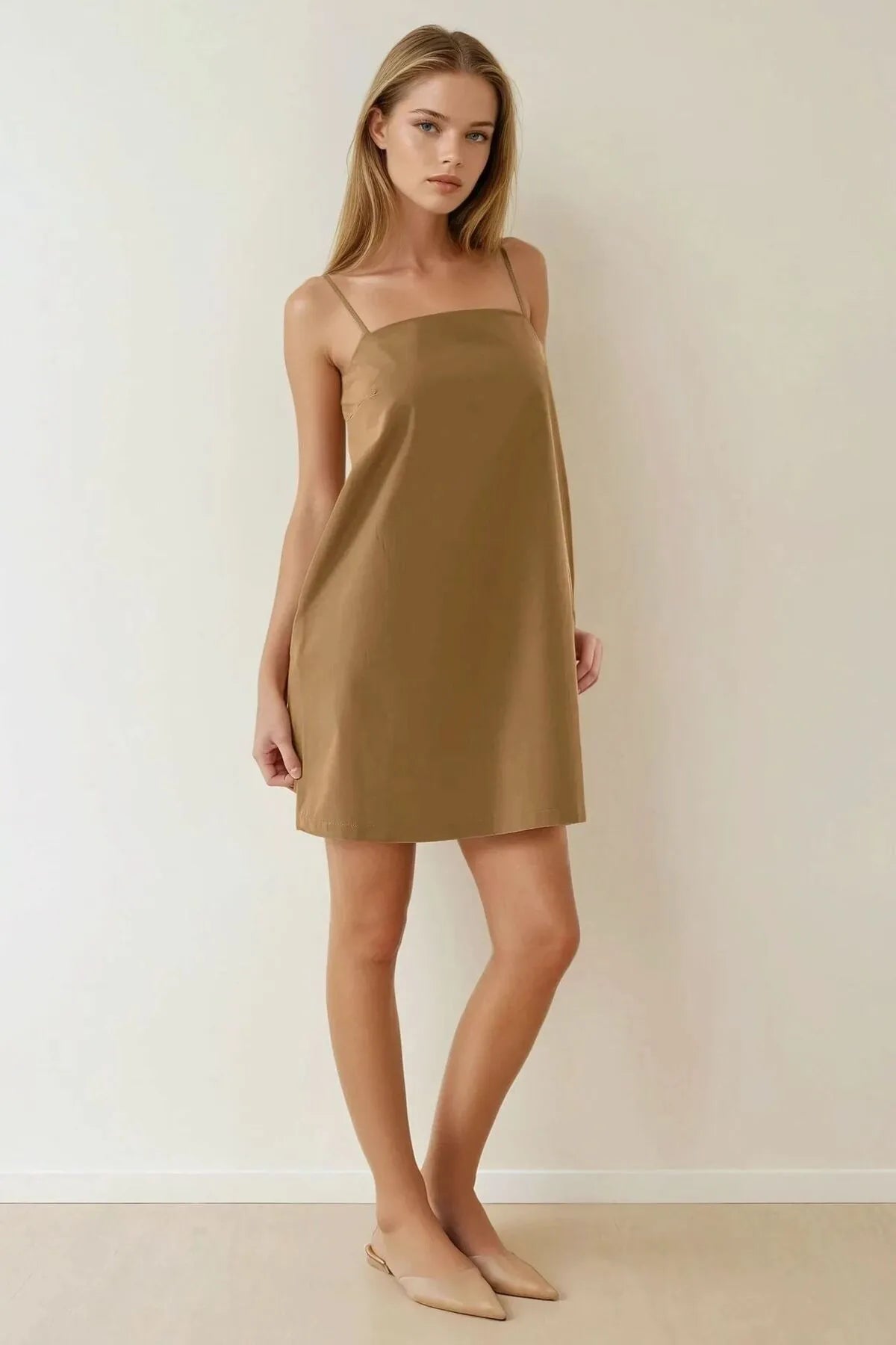 Beige zomerjurk met smalle bandjes