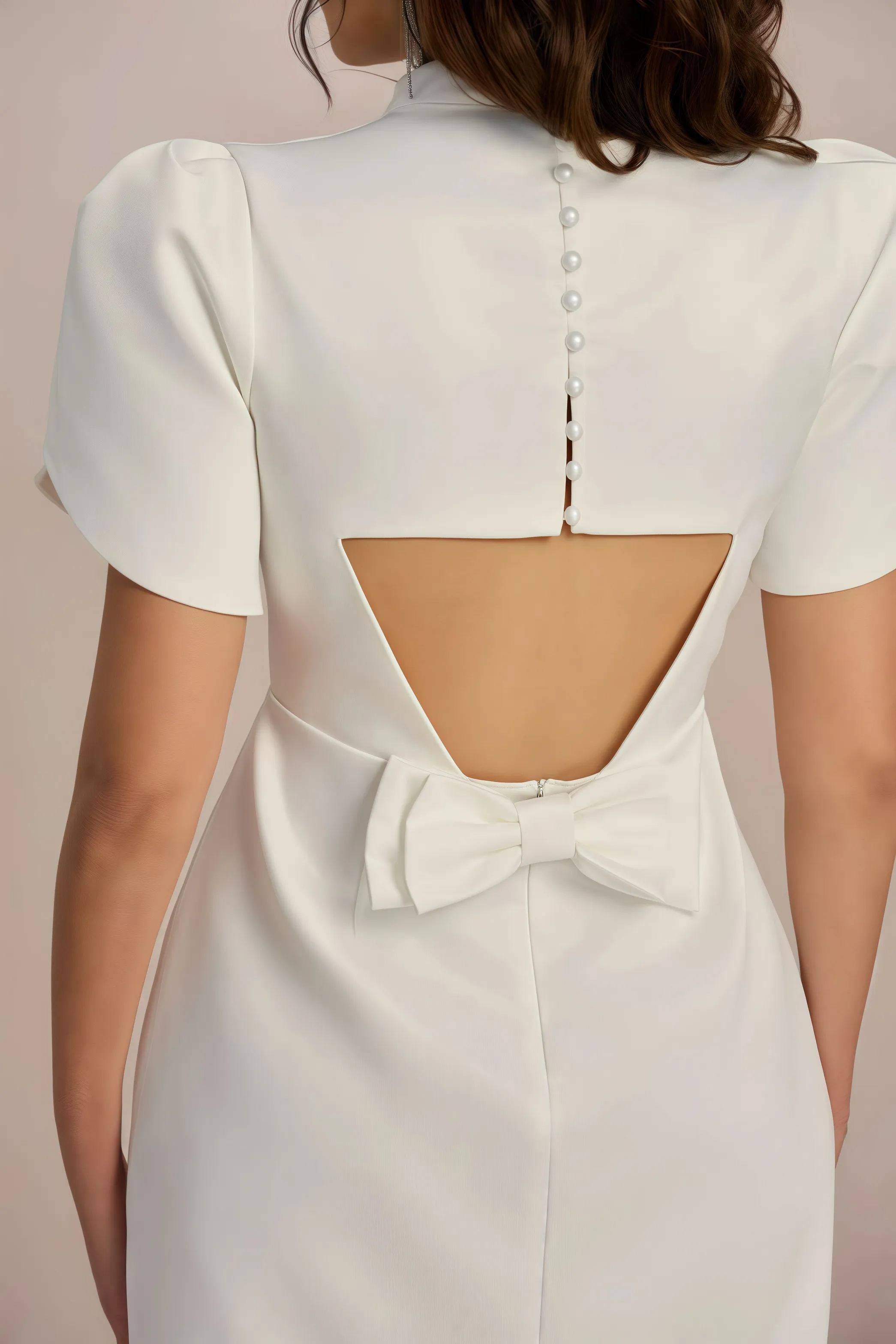 Witte mini-jurk met geaccentueerde schouders
