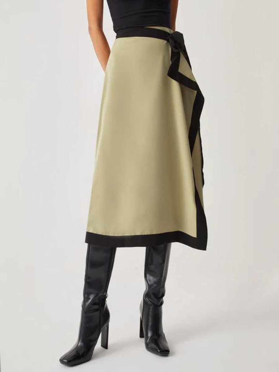 Midikjol med svarta accenter