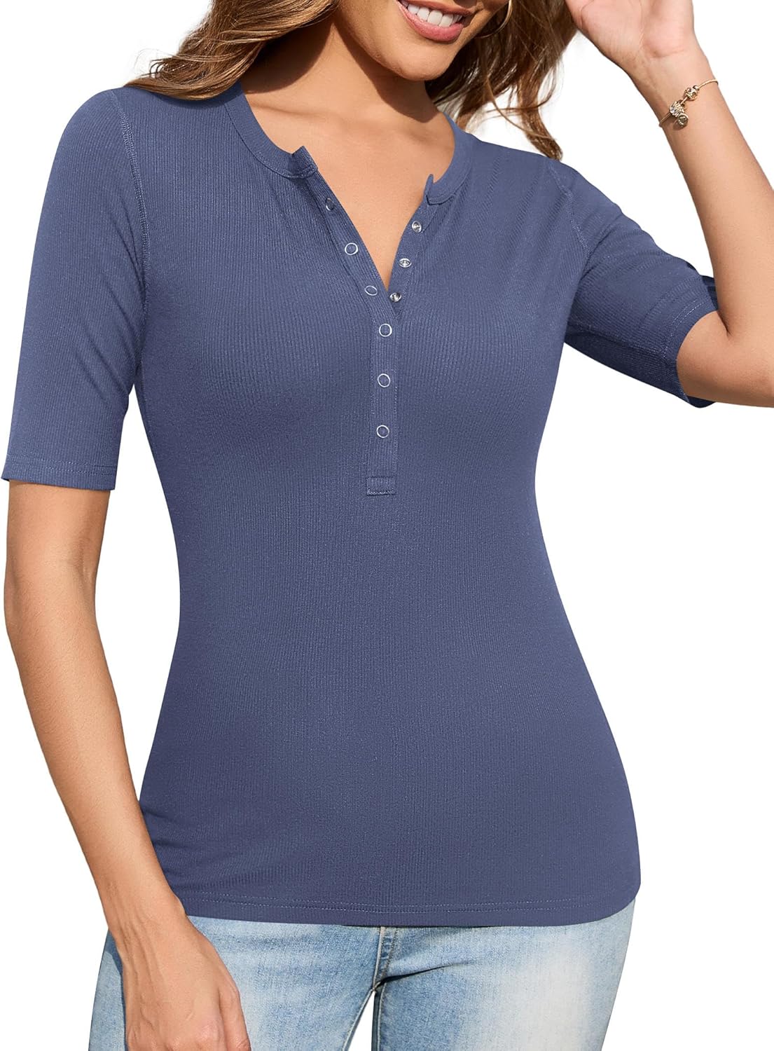 Geribbelde top met knoopdetail en halflange mouwen