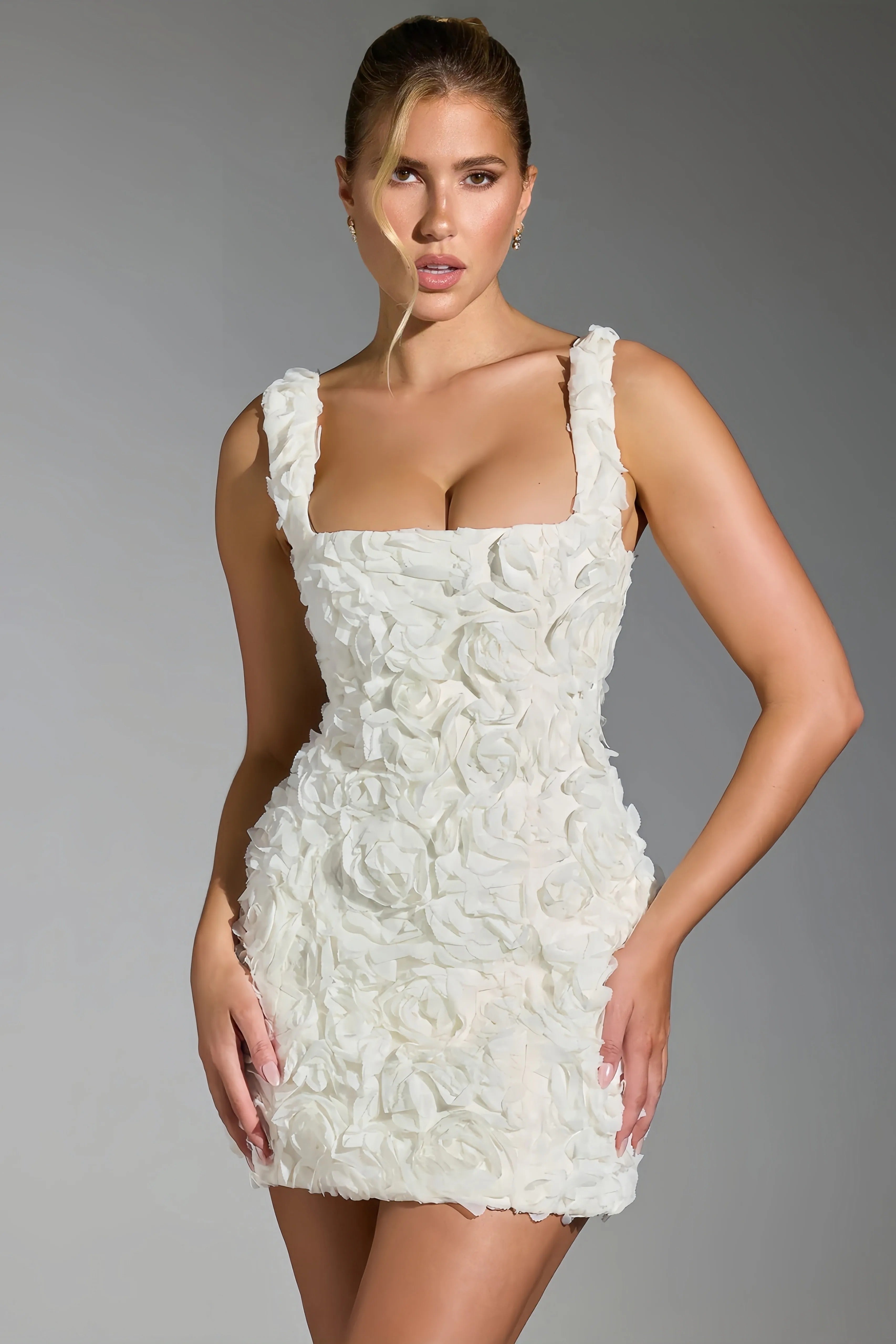 Witte minijurk met driedimensionale rozen