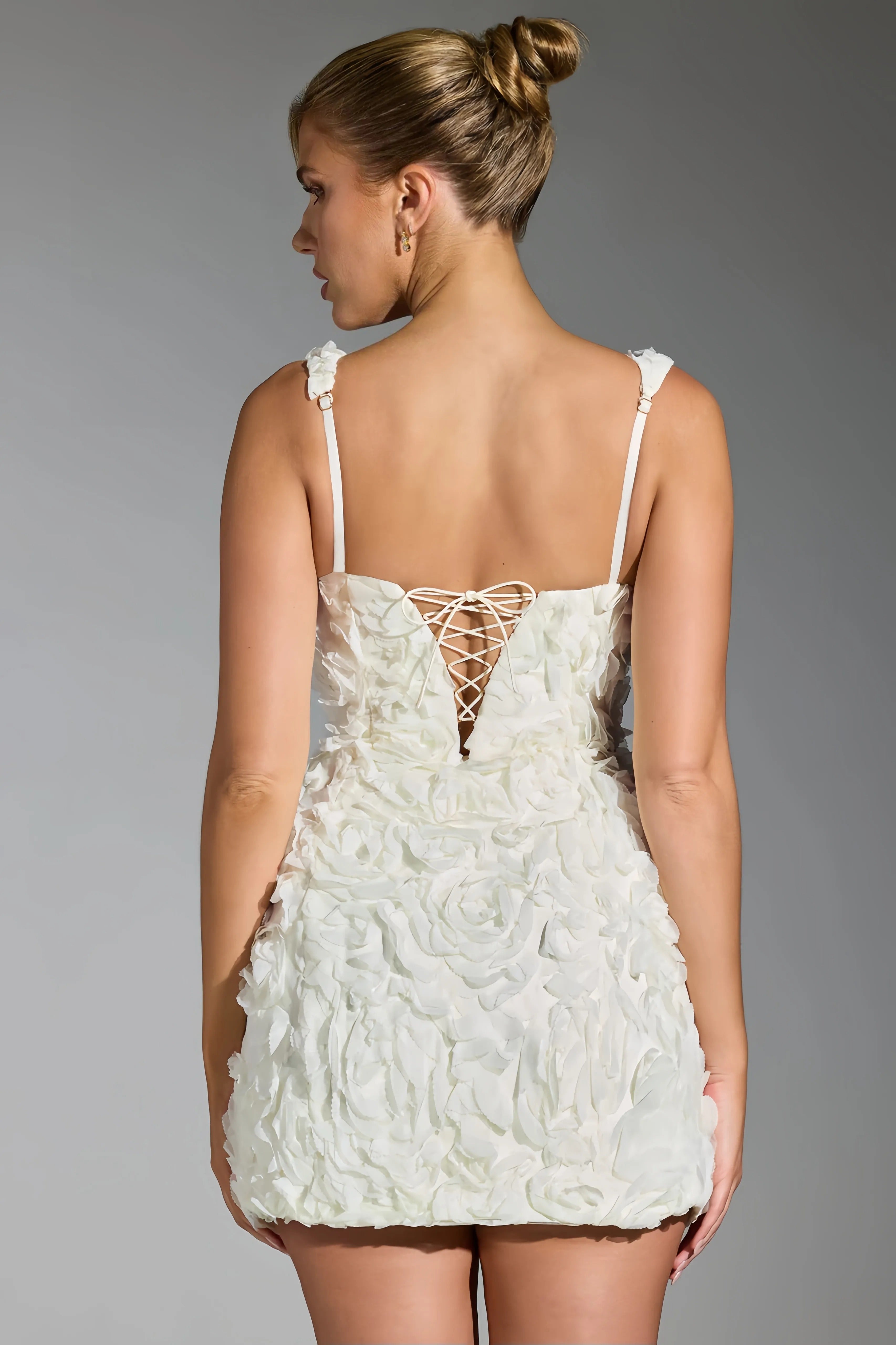 Witte minijurk met driedimensionale rozen
