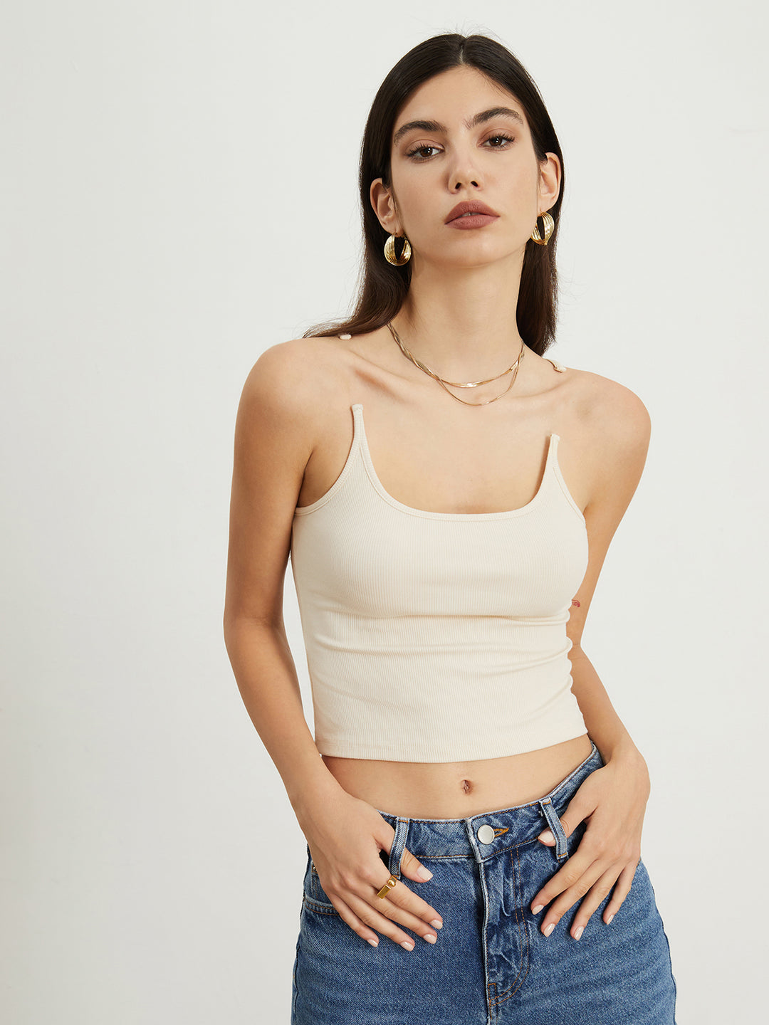 Geribbeld tanktopje met knoopdetails op de schouders