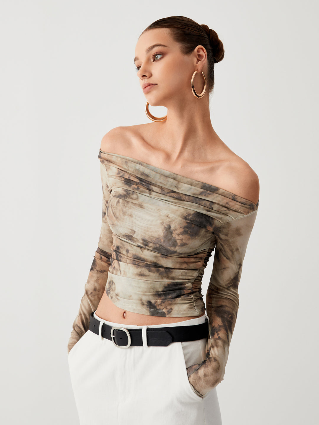 Bruine tie-dye off-shoulder top met lange mouwen
