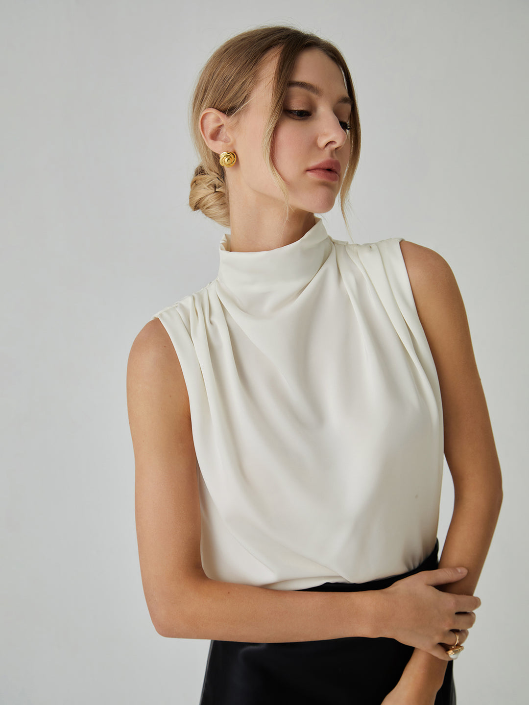 Mouwloze blouse met hoge halslijn