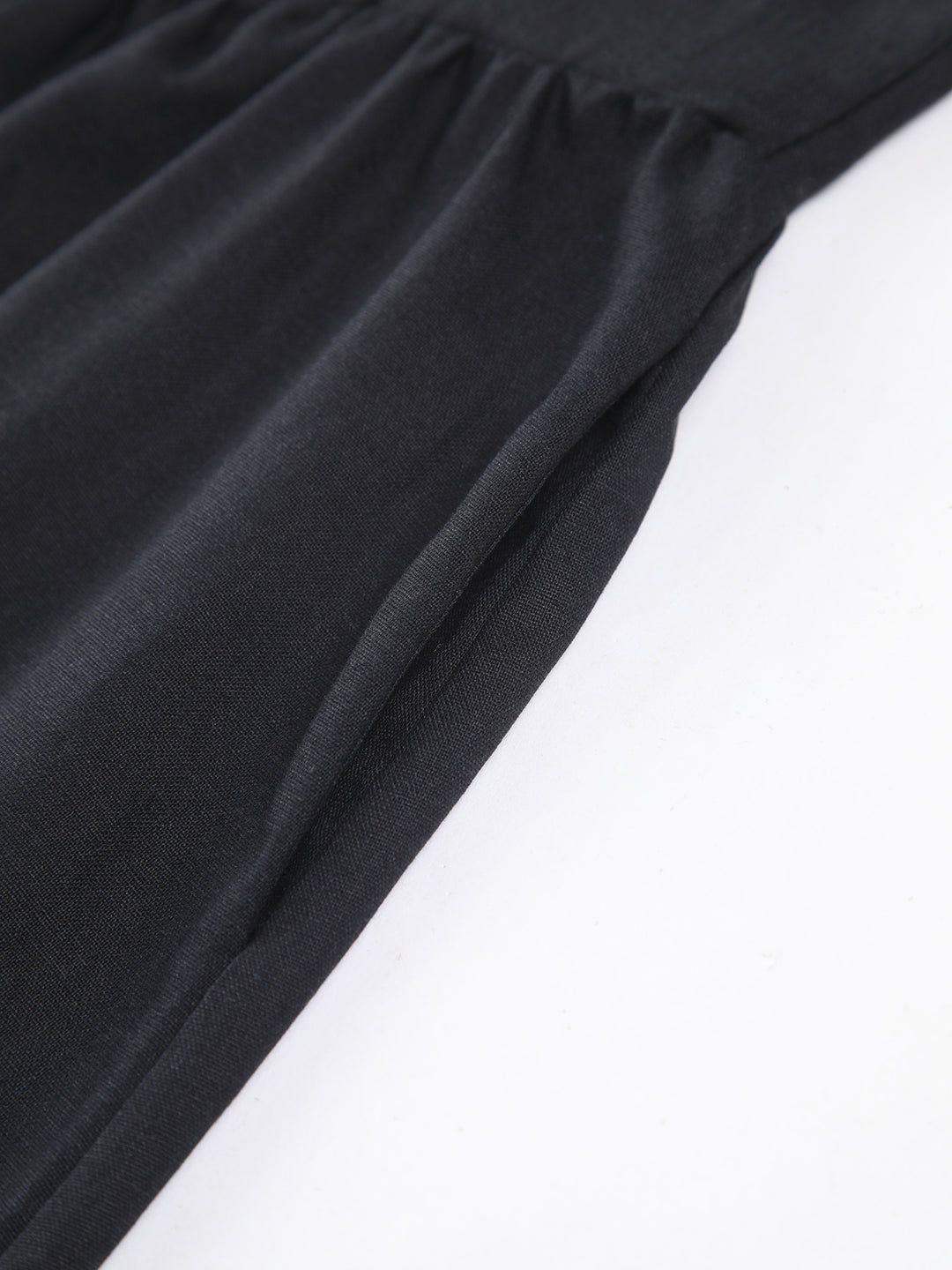 Zwarte jurk met getailleerde taille en strikdetail