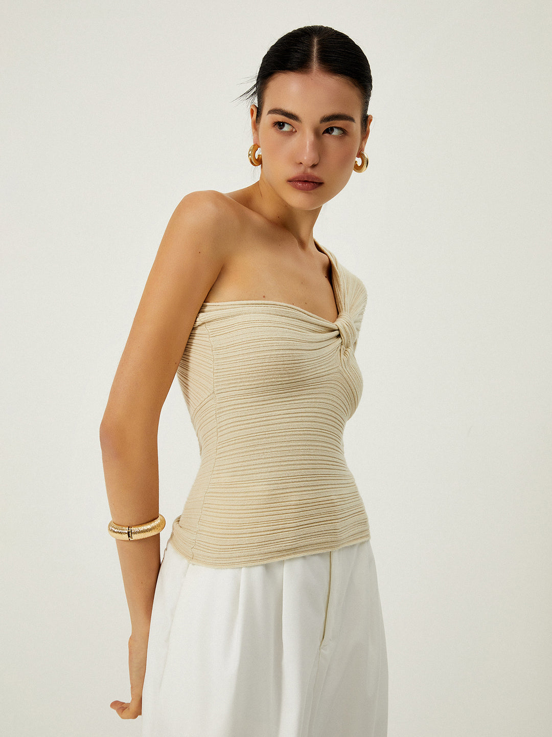 Asymmetrische geribbelde top met knoopdetail