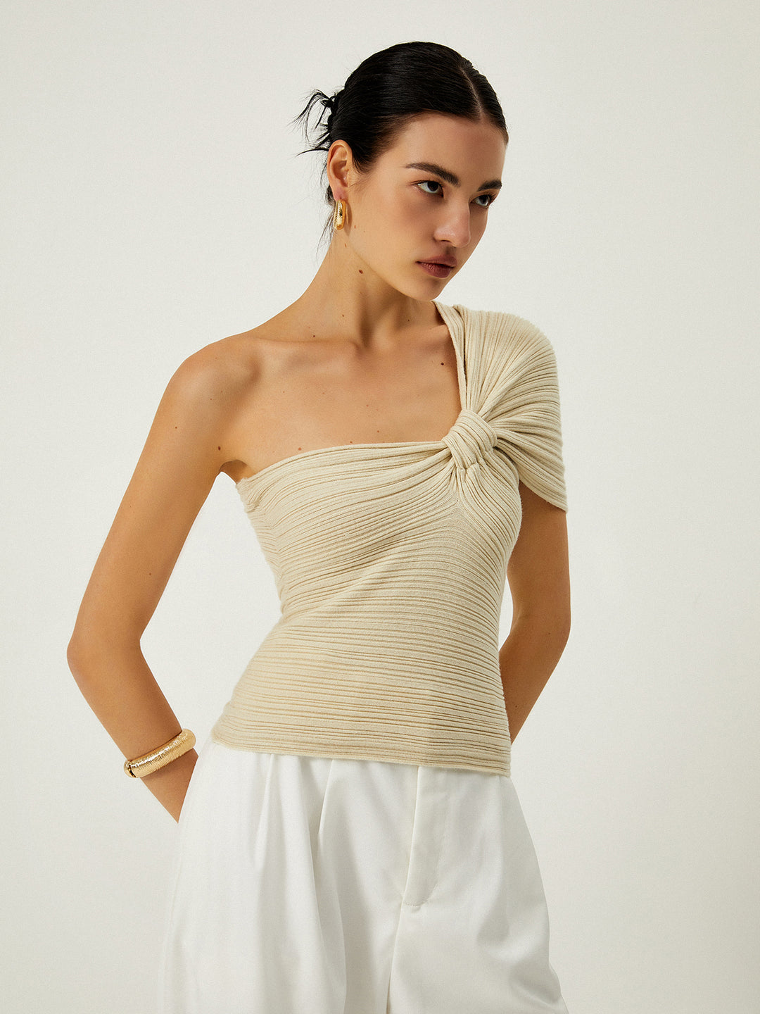 Asymmetrische geribbelde top met knoopdetail