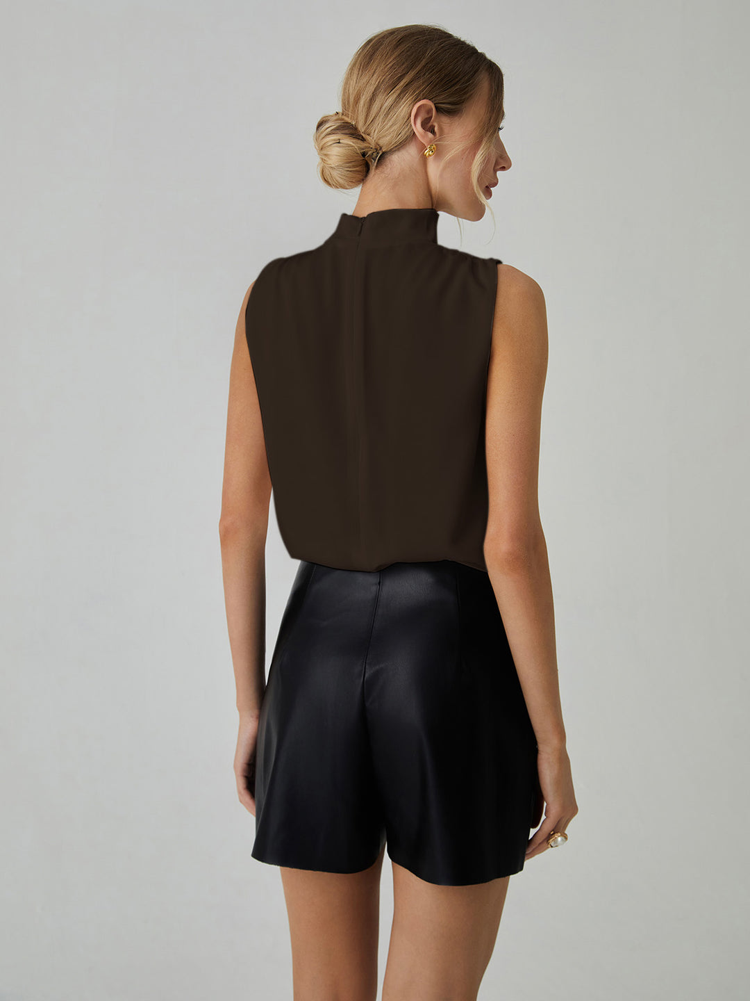 Mouwloze blouse met hoge halslijn