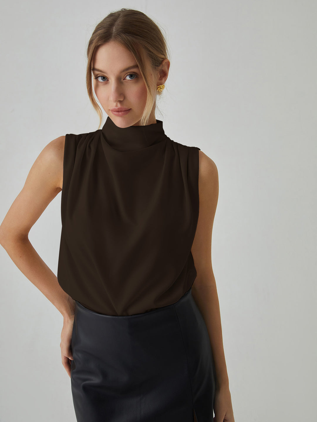 Mouwloze blouse met hoge halslijn