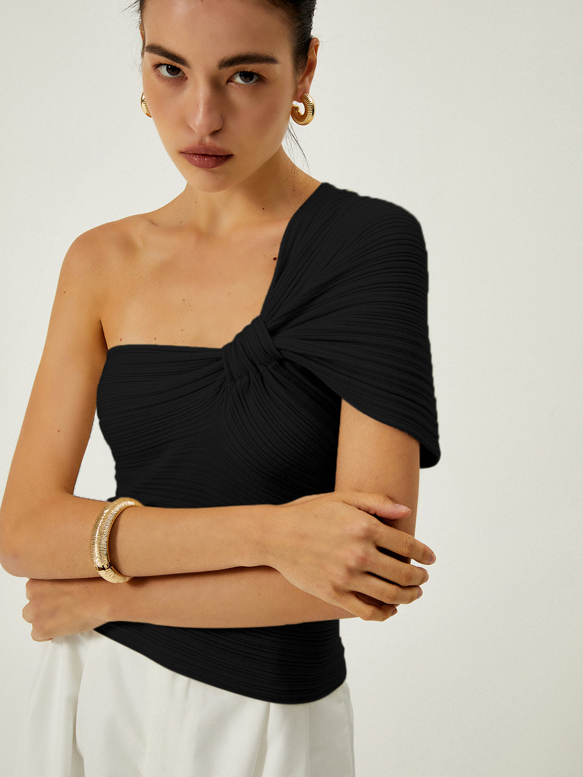 Asymmetrische geribbelde top met knoopdetail