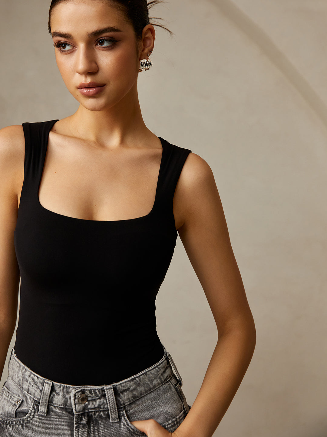 Getailleerd tanktopje met vierkante halslijn