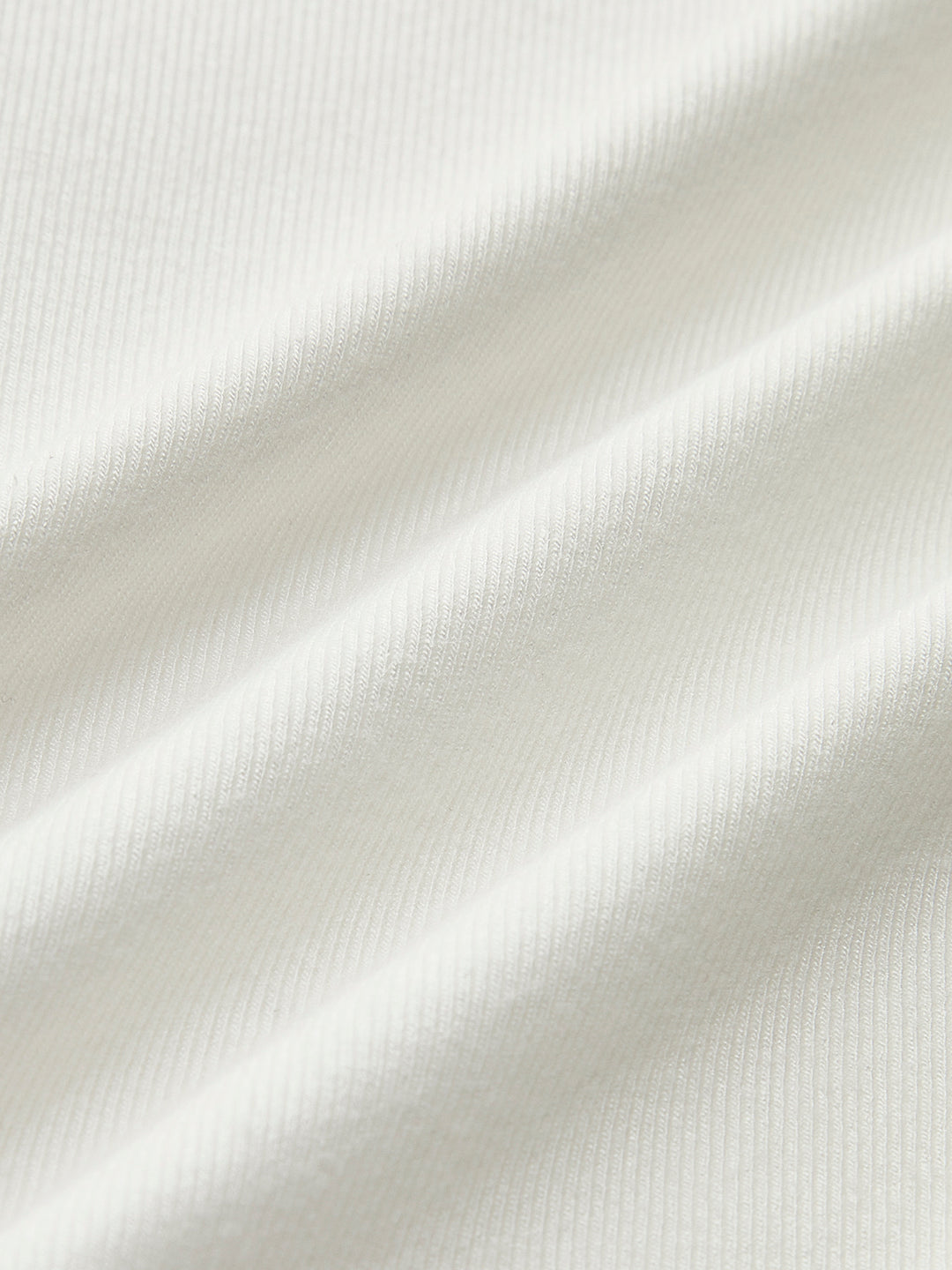 Witte getailleerde top met lange mouwen en korsetdetails