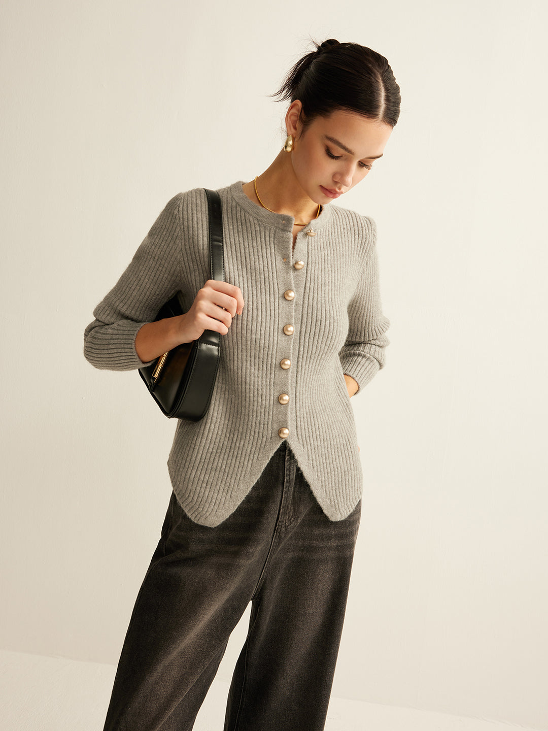 Geribbeld vest met parelknoopjes