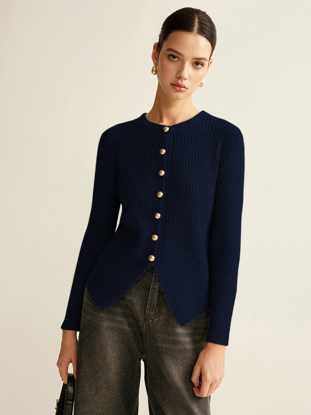 Geribbeld vest met parelknoopjes