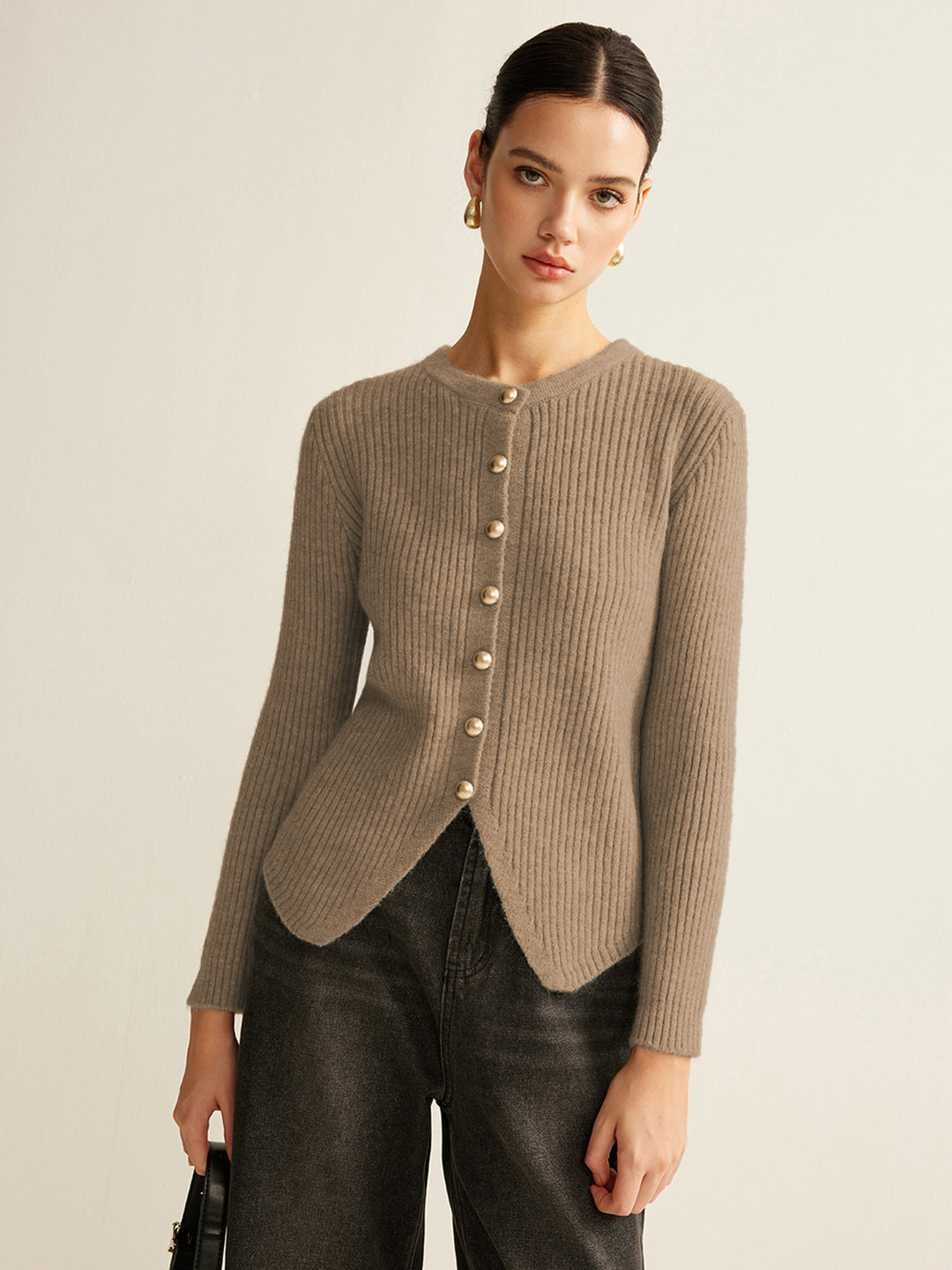 Geribbeld vest met parelknoopjes