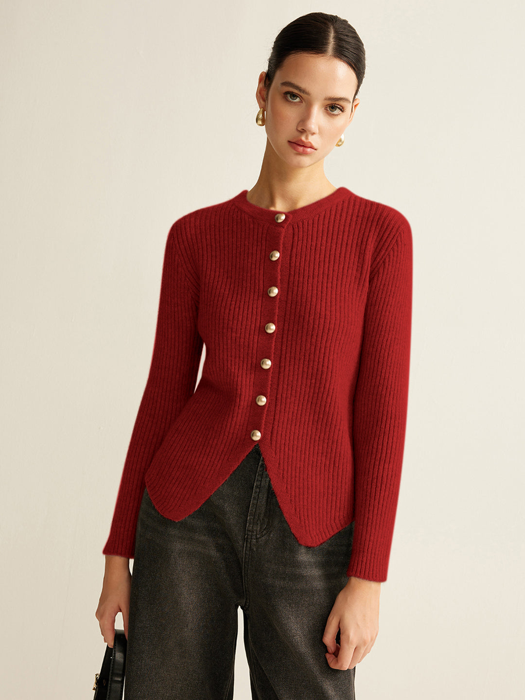 Geribbeld vest met parelknoopjes