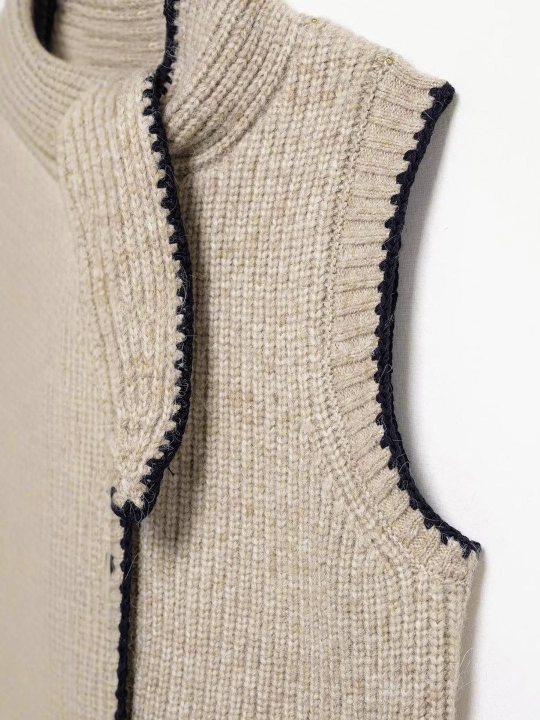 Gebreid vest met strikkraag en knoopdetails