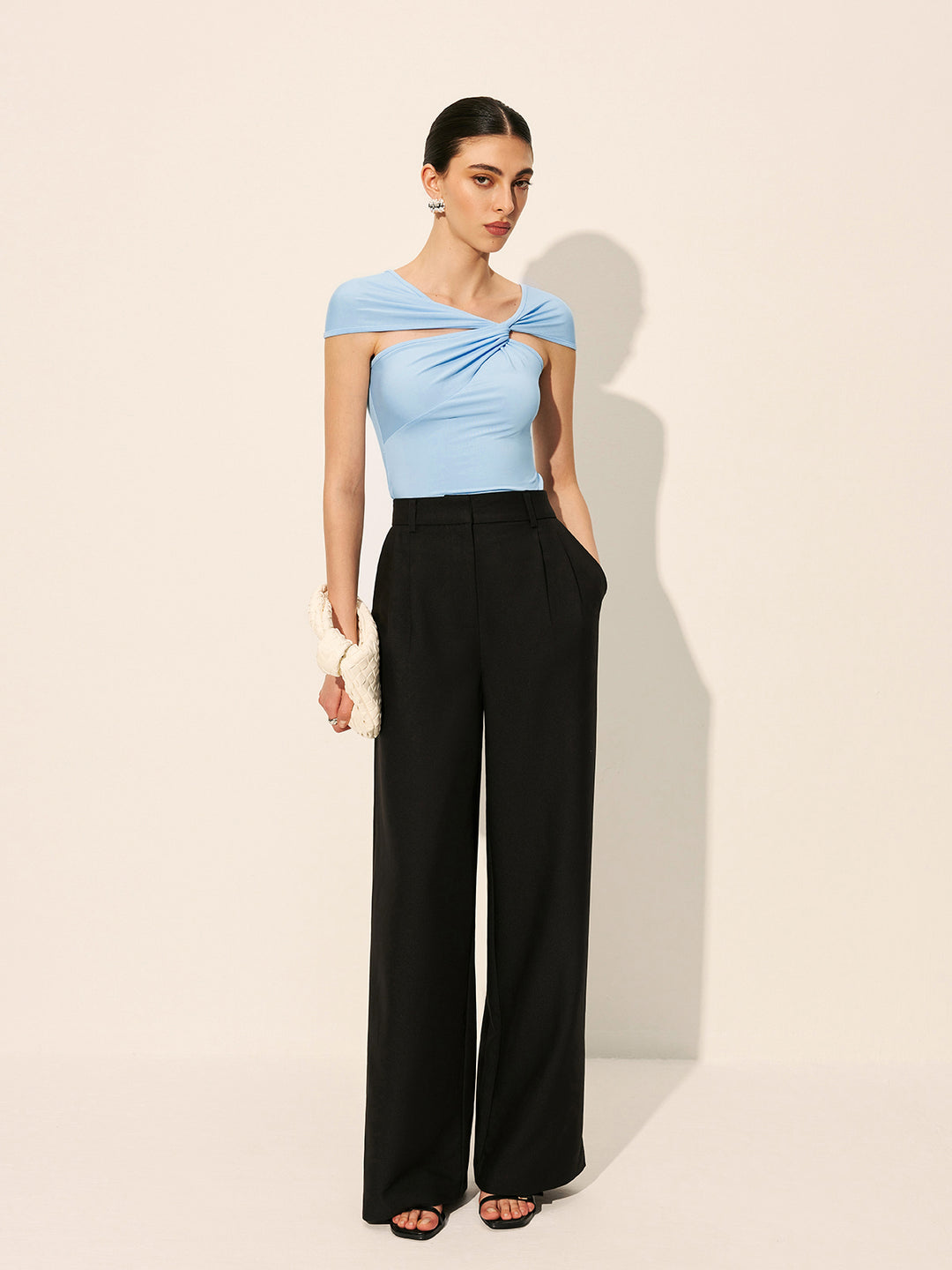 Lichtblauwe asymmetrische top met gedraaid detail