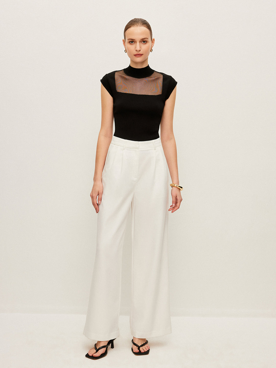 Mouwloos topje met mesh detail en hoge hals