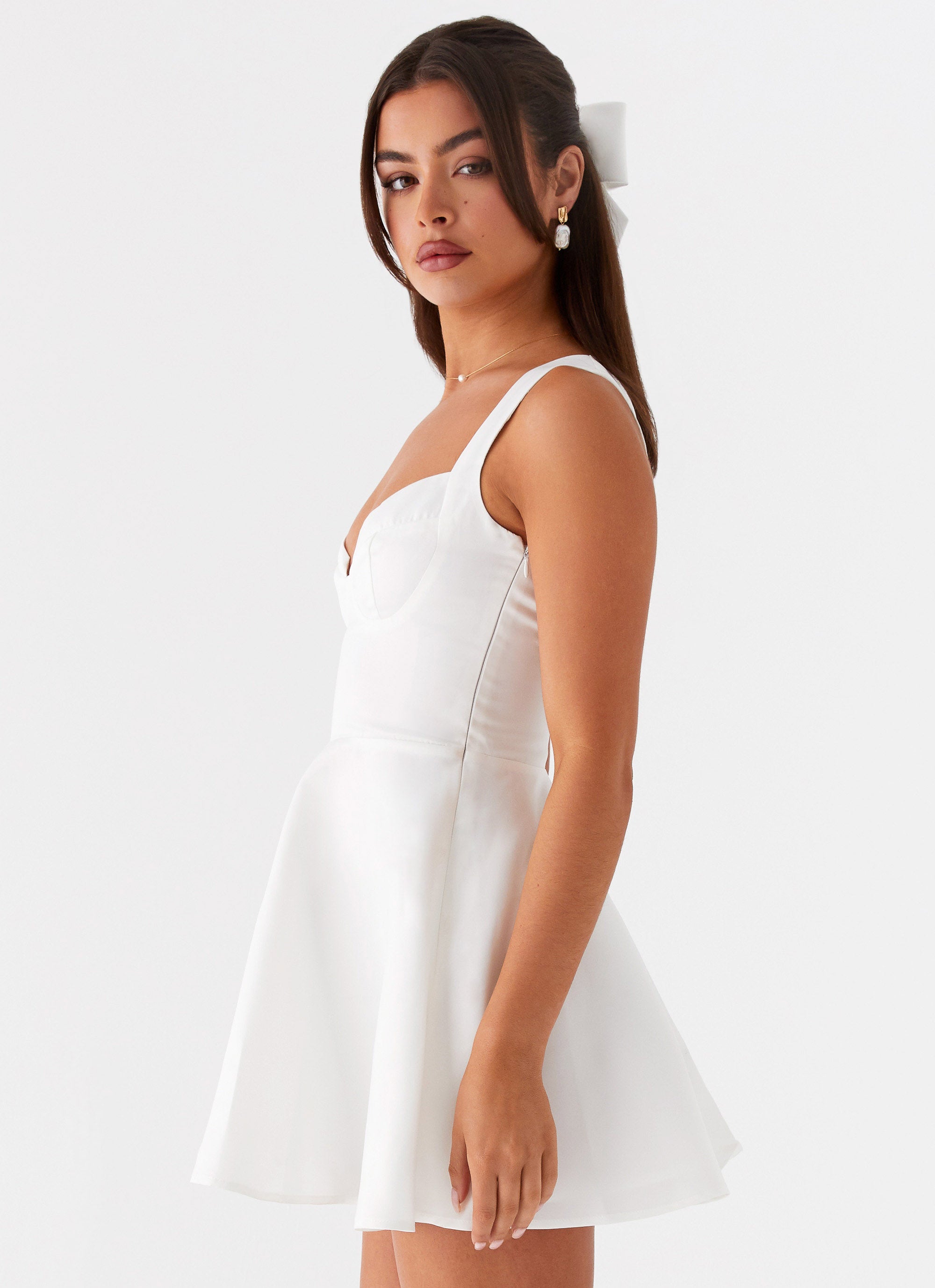 Witte mini-jurk met geaccentueerde buste