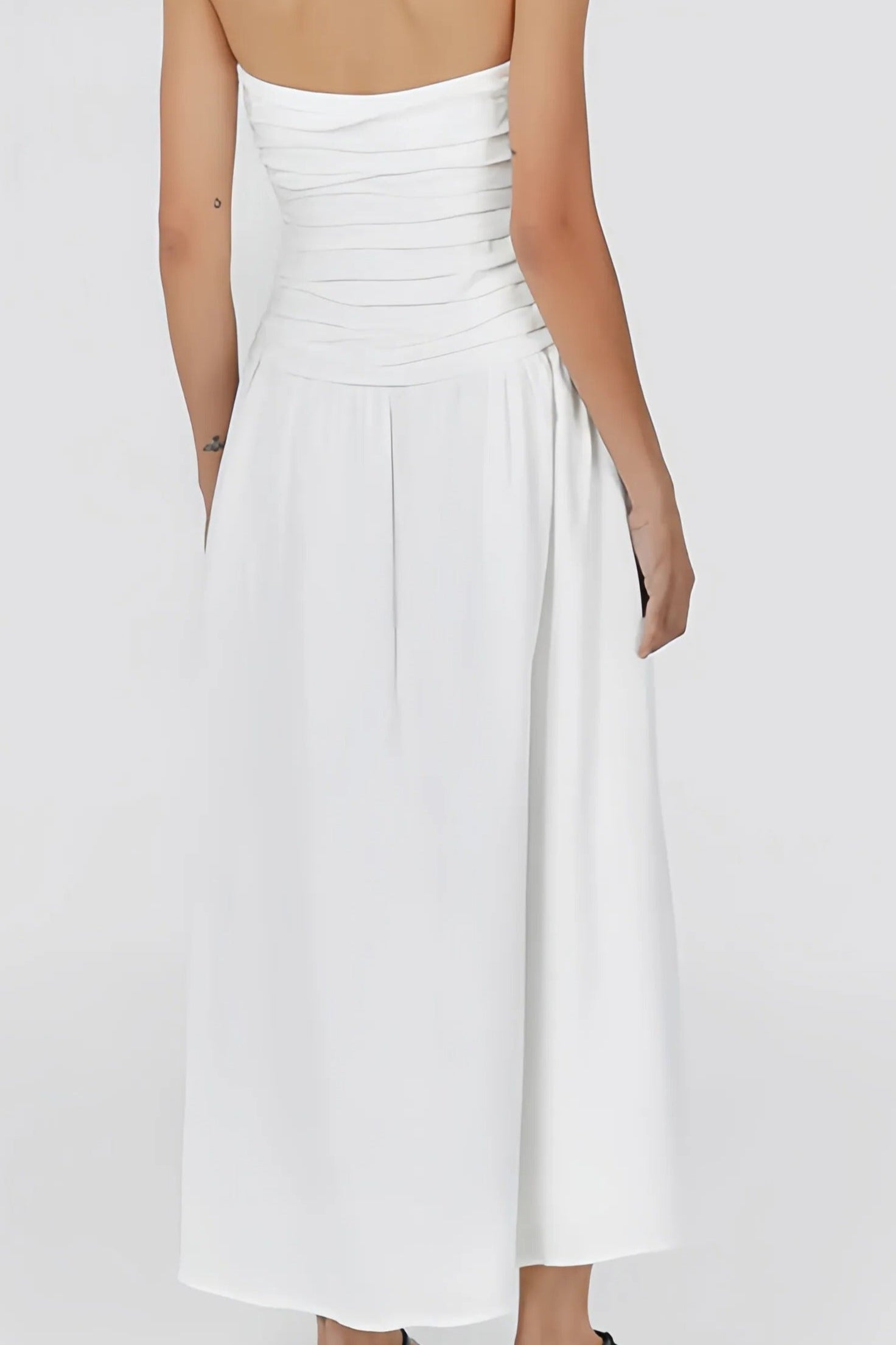 Witte strapless midi-jurk met gedrapeerd lijfje