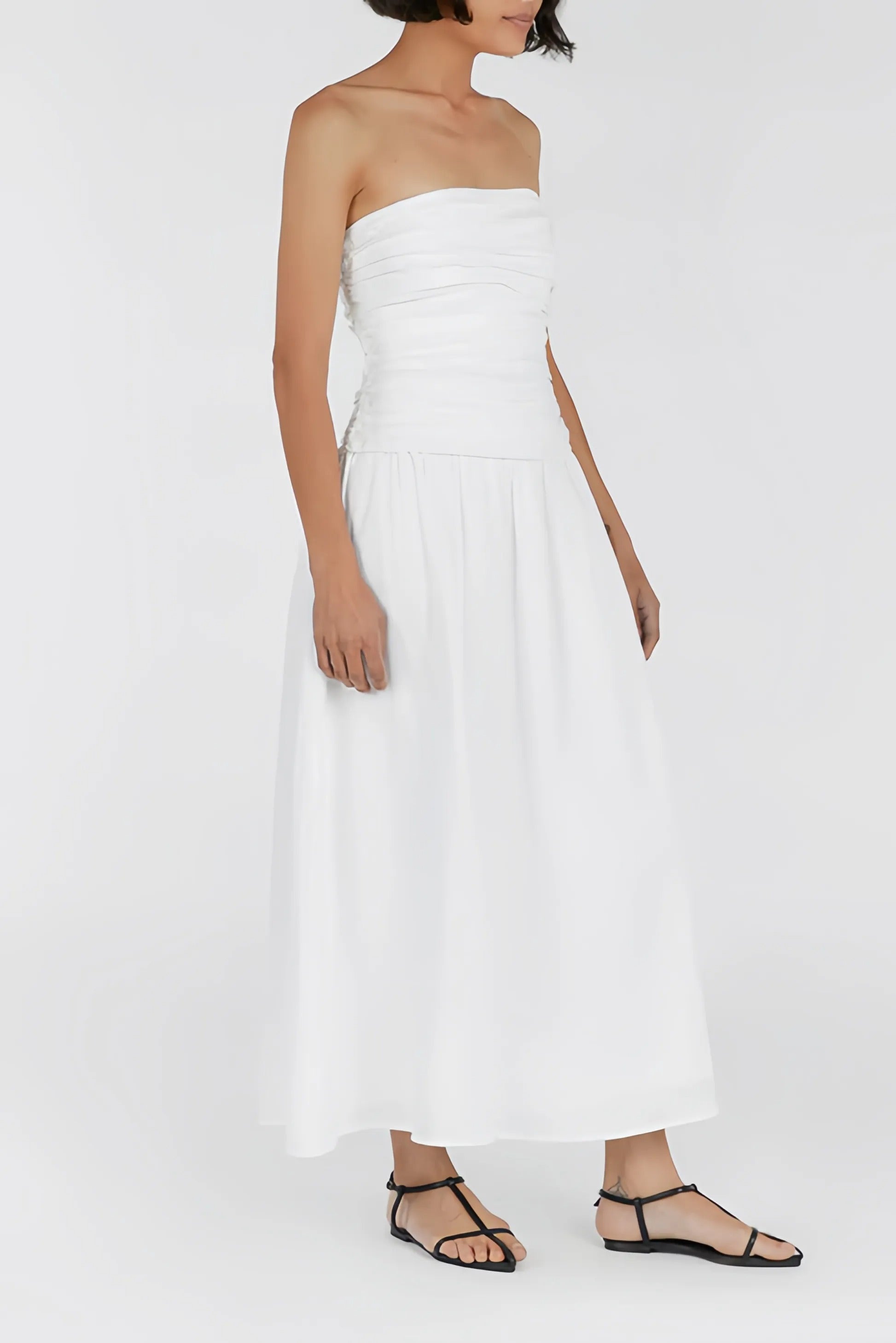 Witte strapless midi-jurk met gedrapeerd lijfje