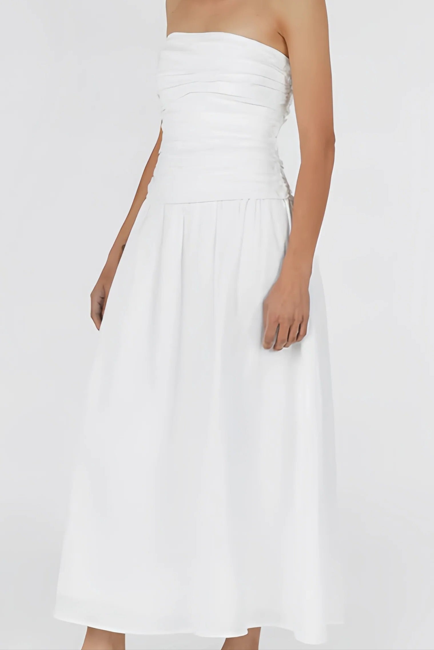 Witte strapless midi-jurk met gedrapeerd lijfje