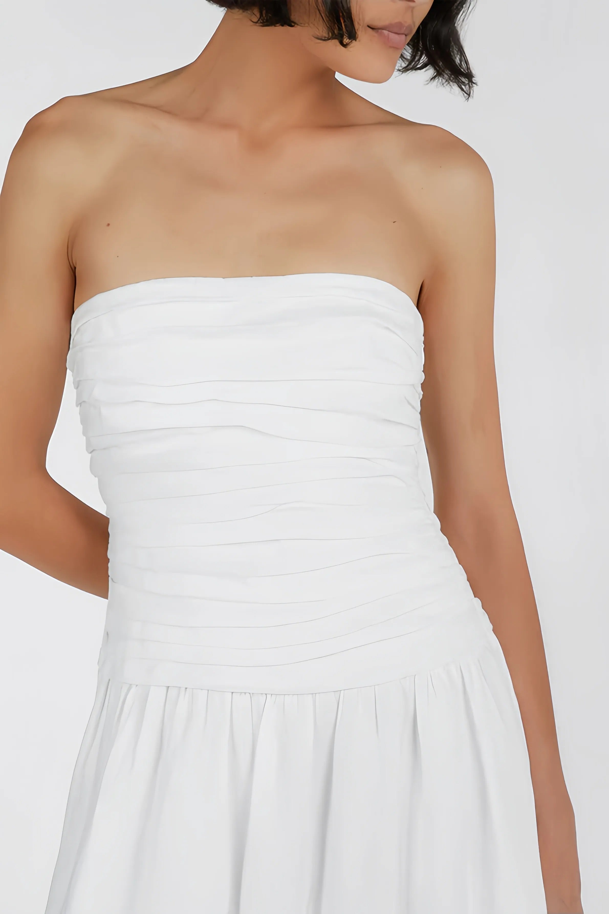 Witte strapless midi-jurk met gedrapeerd lijfje