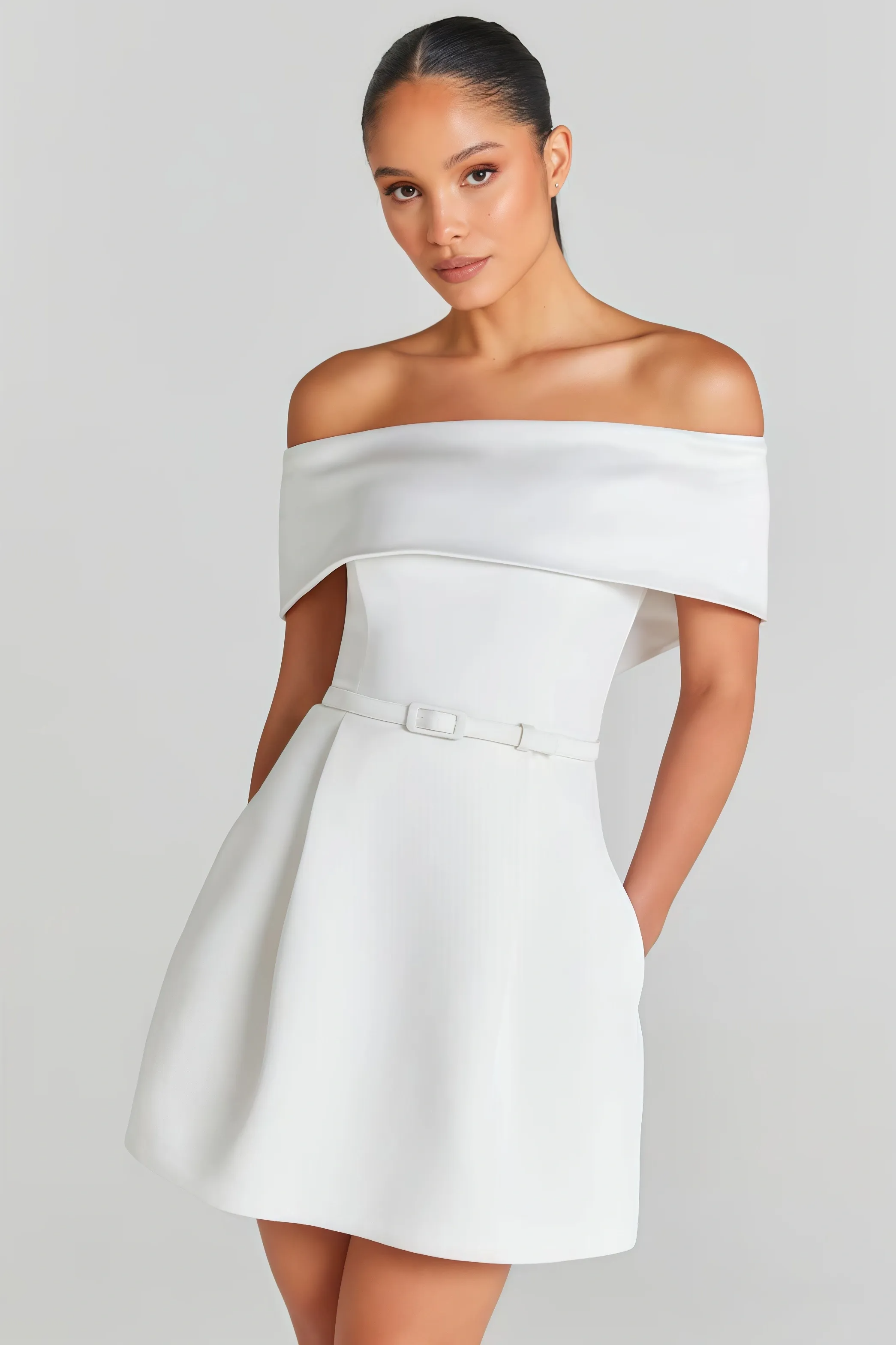 Witte off-shoulder mini-jurk met riem