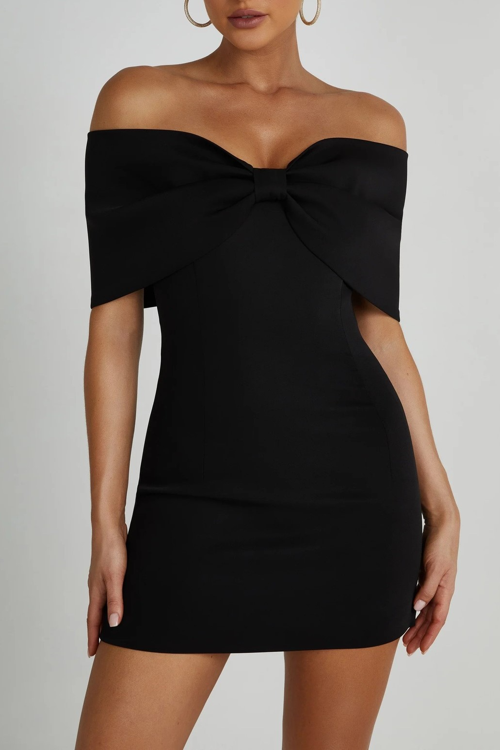 Zwarte off-shoulder mini-jurk met strikdetail