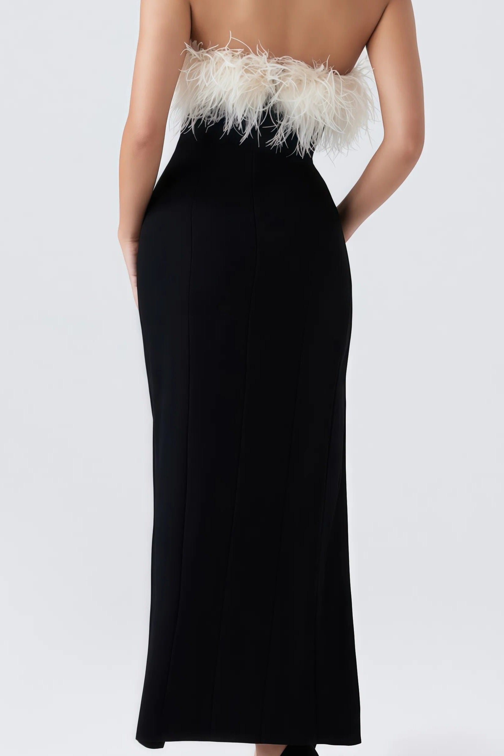 Zwarte strapless maxi-jurk met witte verenversiering
