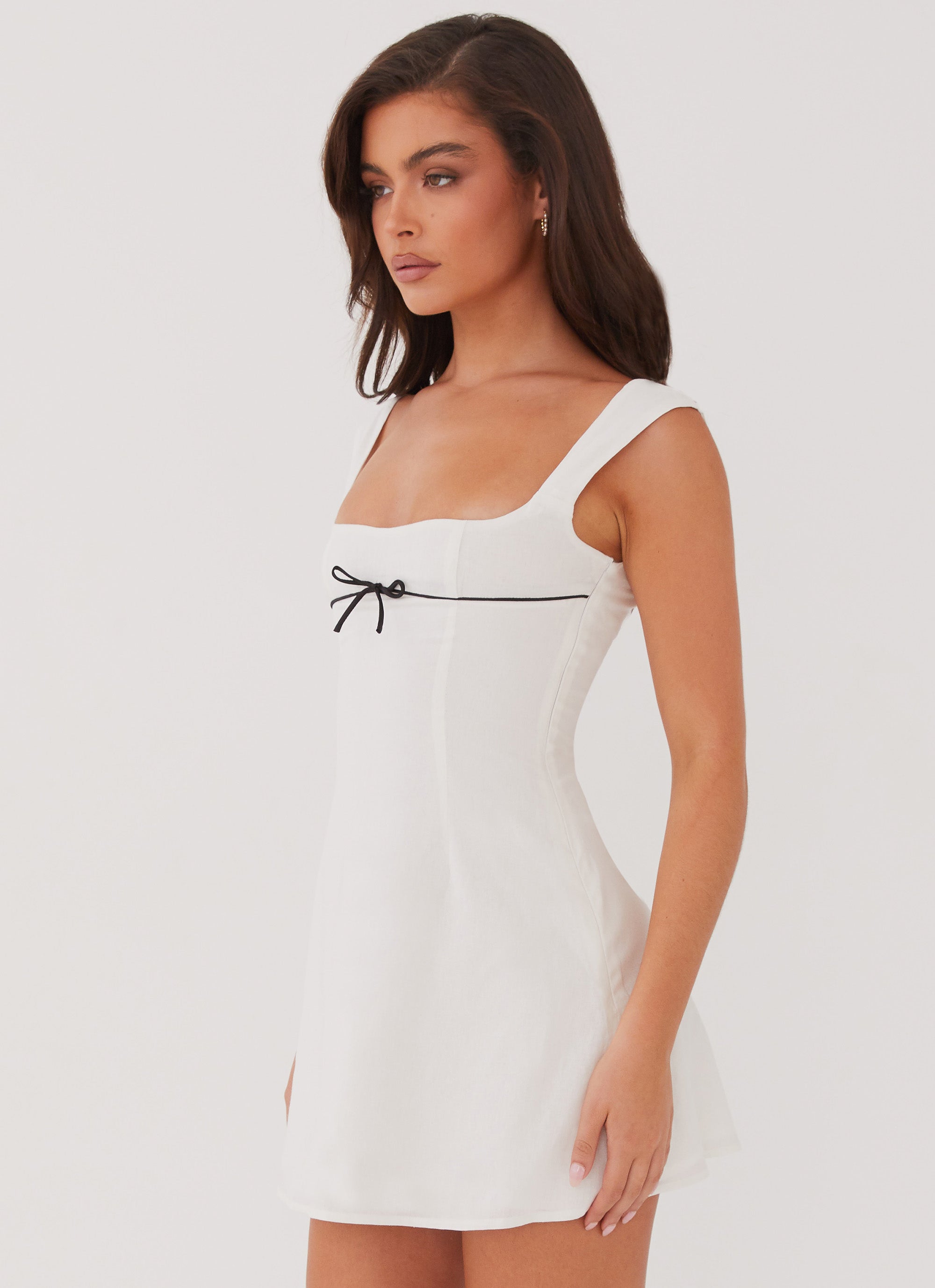 Witte minijurk met zwart strikdetail