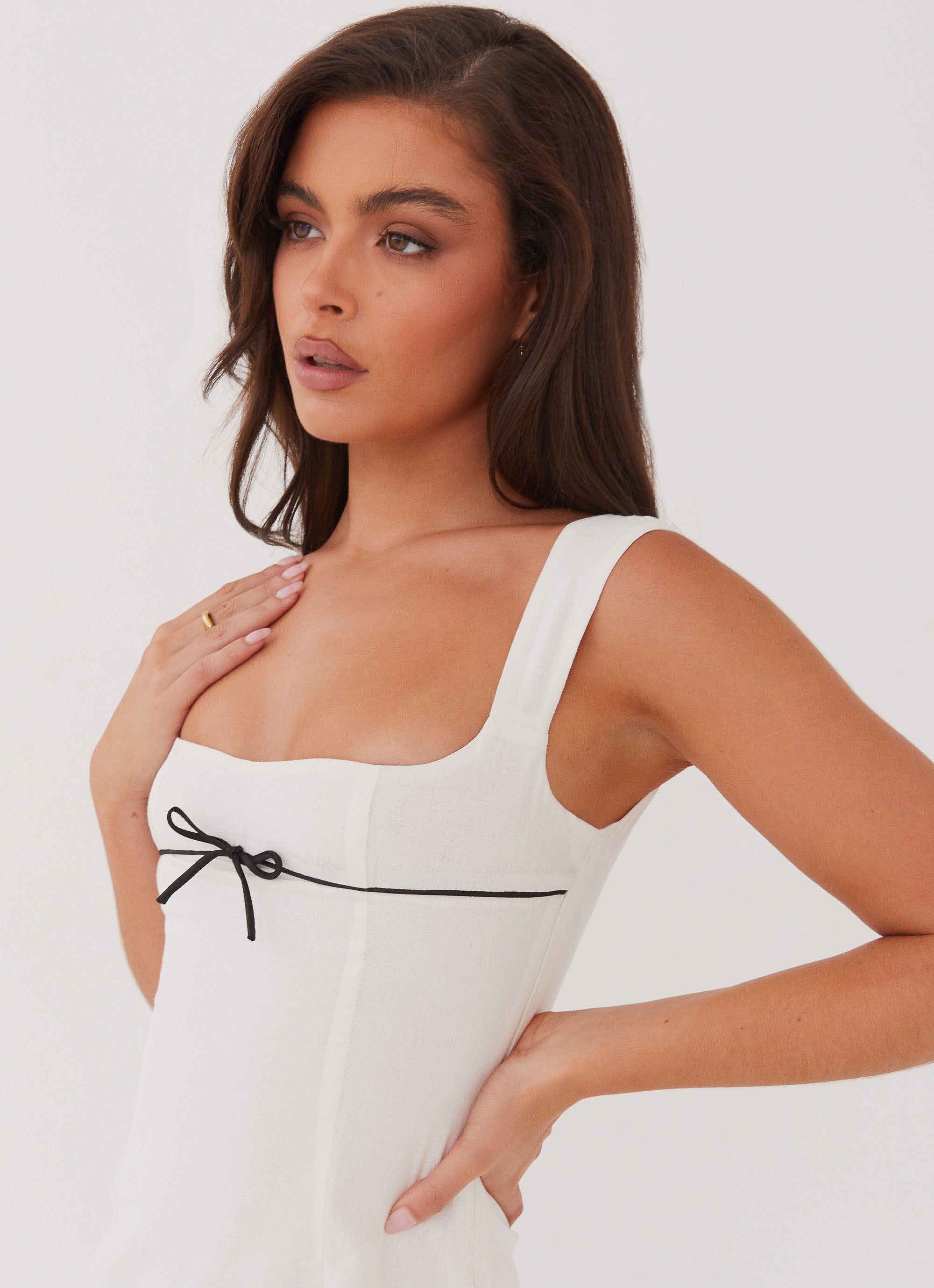 Witte minijurk met zwart strikdetail
