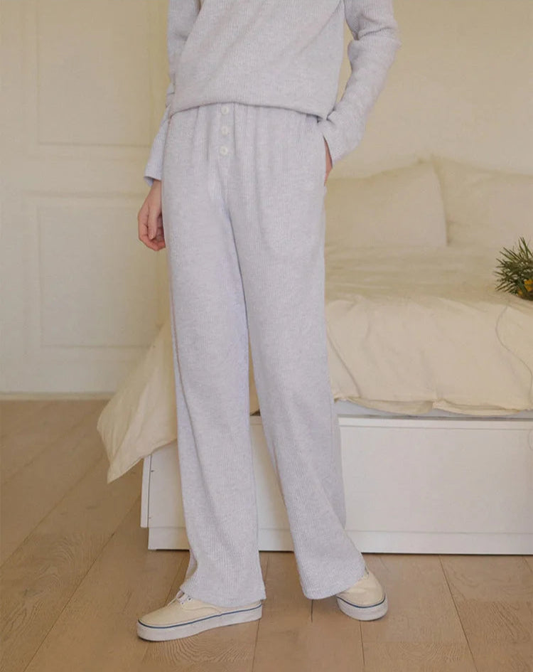 Modest stickad topp och byxor