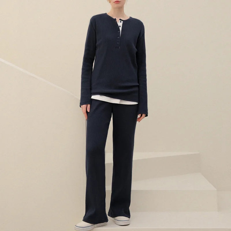 Modest stickad topp och byxor