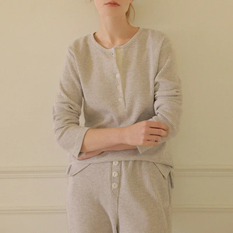 Modest stickad topp och byxor