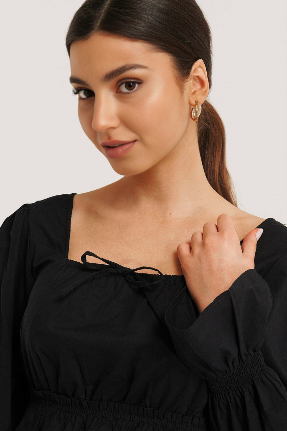 KVADRATISCHE HALSBLOUSE