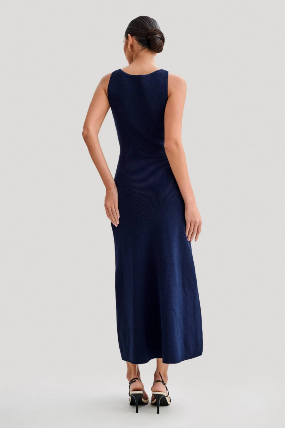 ELEGANTE JURK MET GEBREIDE MOUWEN