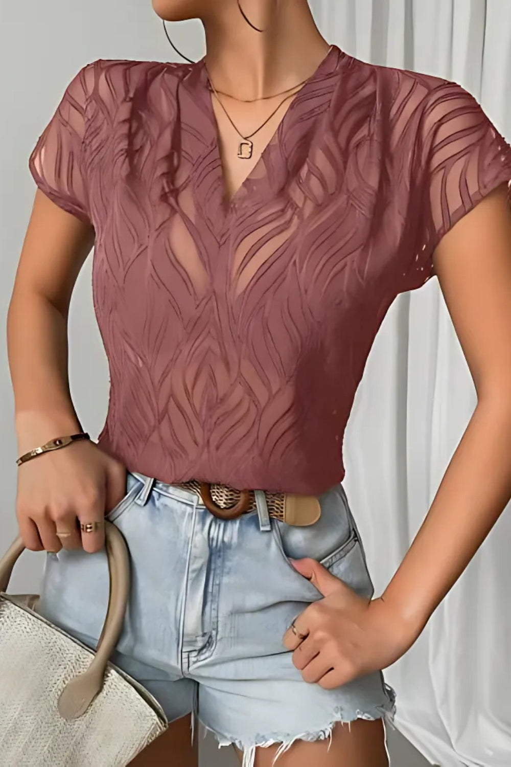 MILLOW V-HALS T-SHIRT MET UITSNEDEN