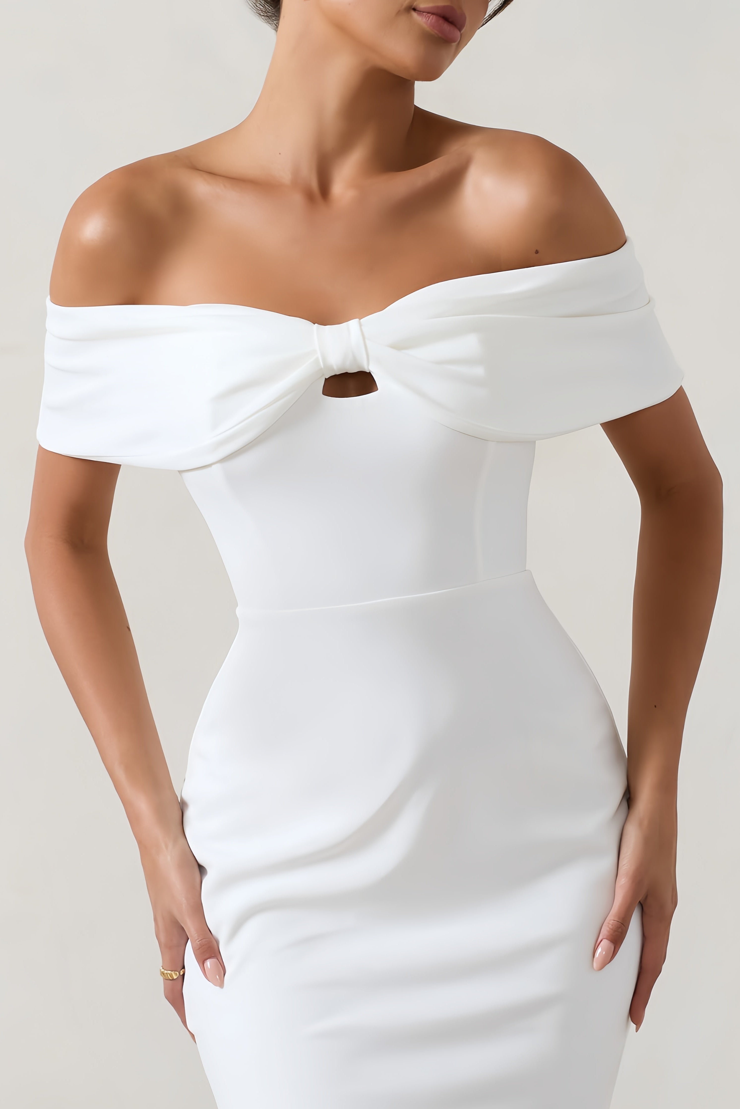 Witte off-shoulder mini-jurk met strikdetail en sleutelgat
