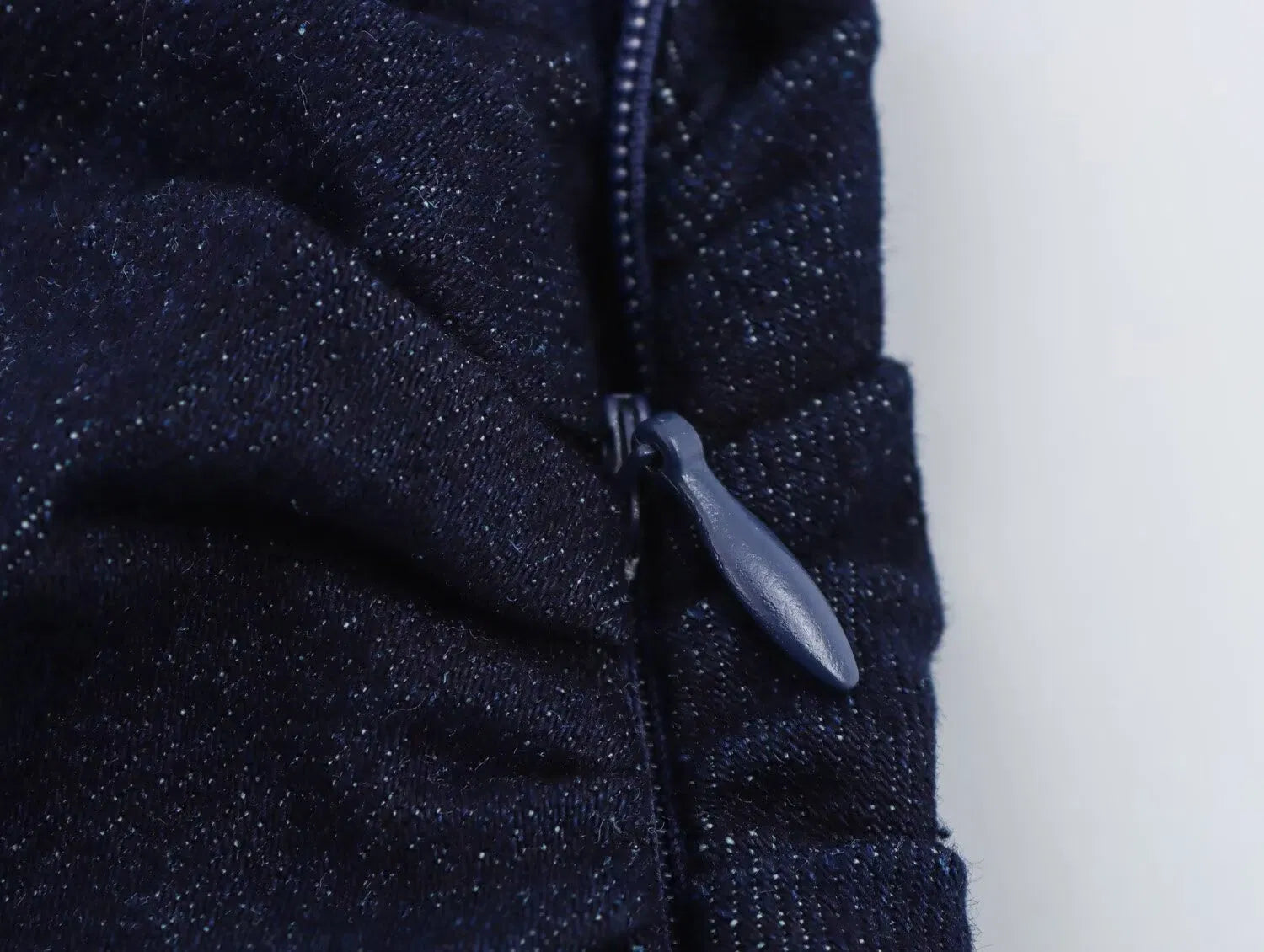 Mouwloze denimjurk met knopen