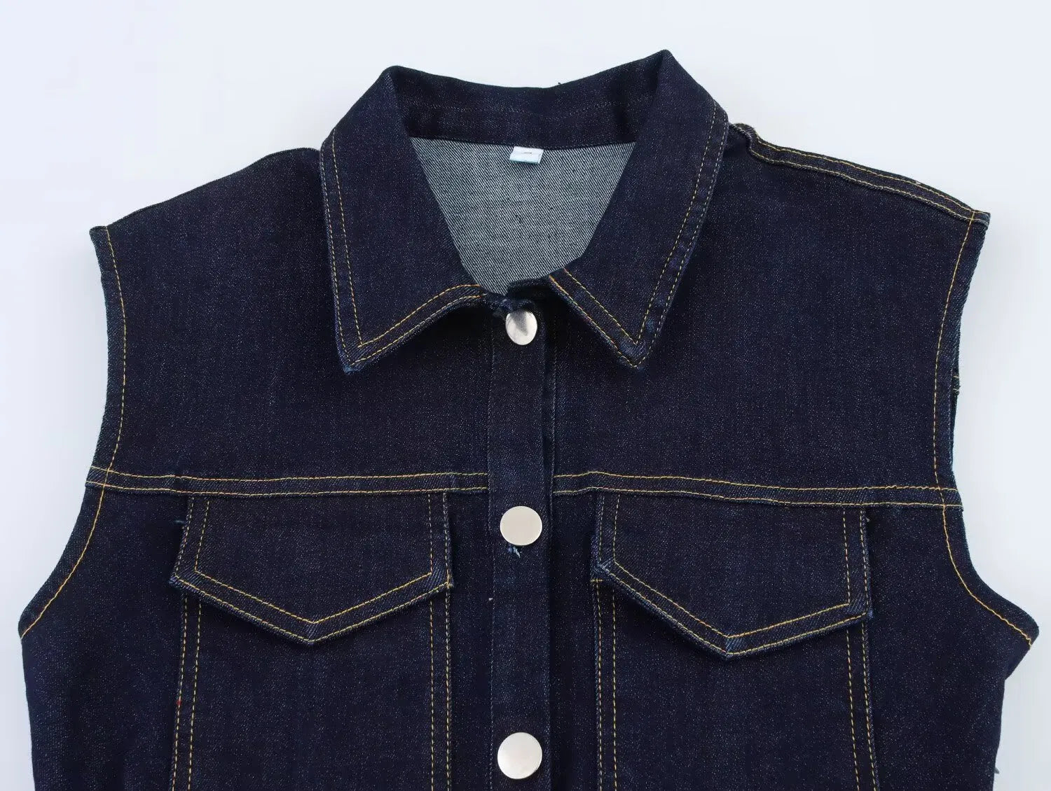 Mouwloze denimjurk met knopen