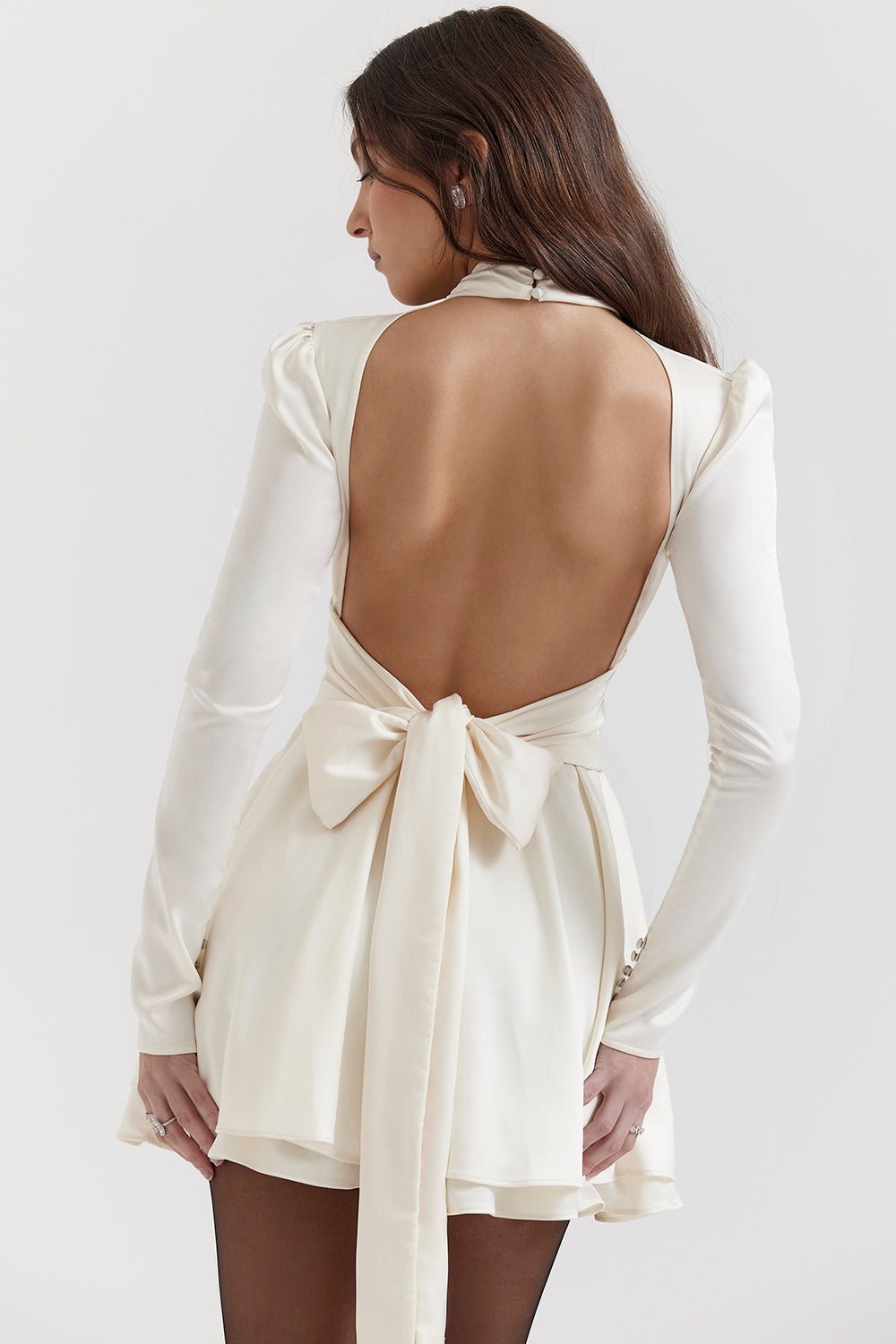 Beige miniklänning med rosett baktill