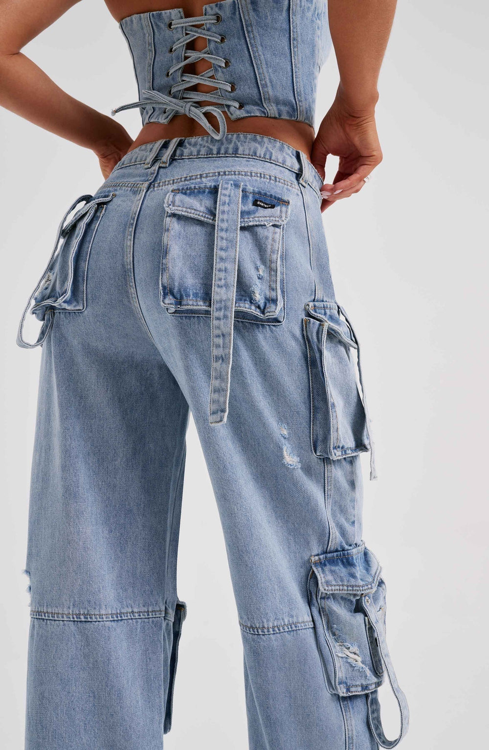 Denimkorsett och cargobyxor