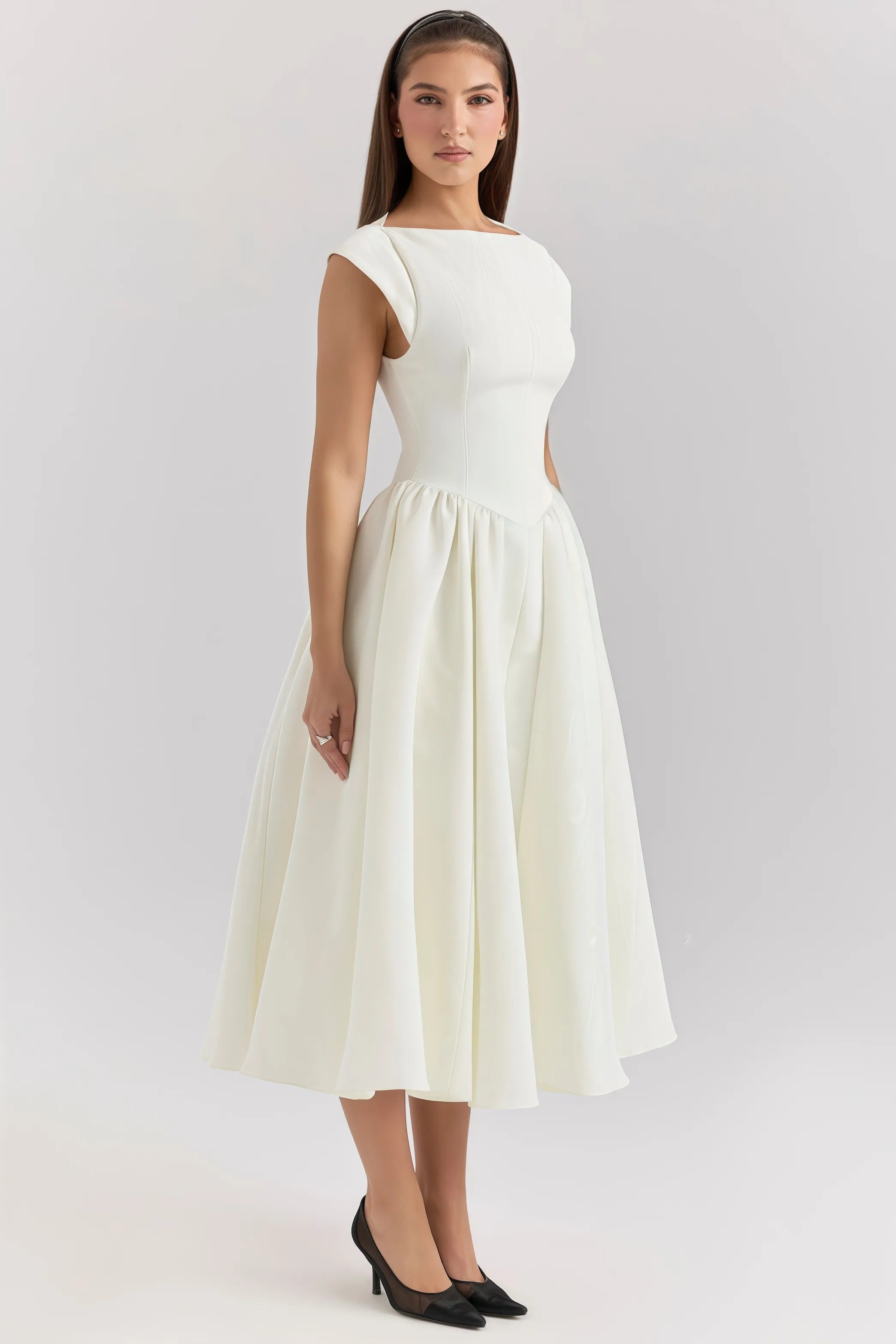 Witte elegante midi-jurk met uitlopende rok